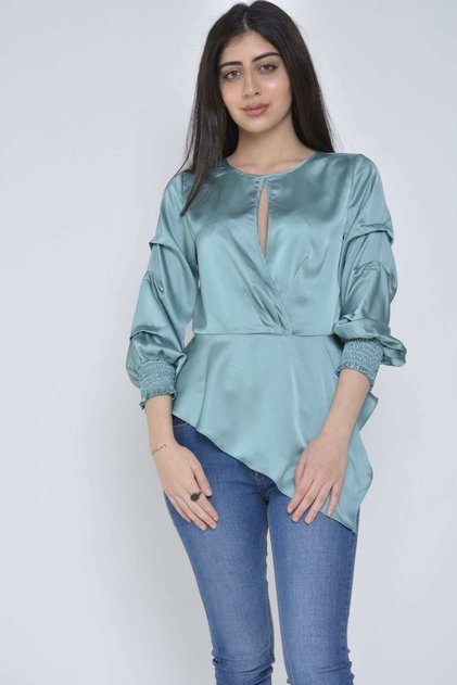 بلوزة كلاسيكية من الساتان بأكمام طويلة