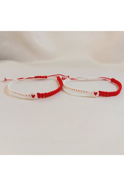 Handmade Macrame Bracelet with Red and White Heart – Adjustable Gift Bracelet for a Friend or Lover