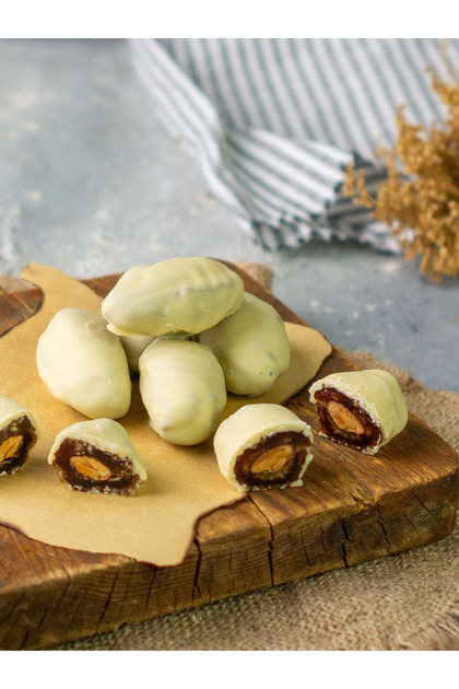 Beyaz Çikolatalı Badem Çekirdekli Hurma 500g