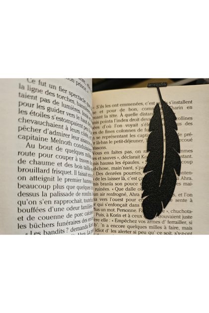 علامة كتاب على شكل ريشة - علامة كتاب سوداء للقراءة