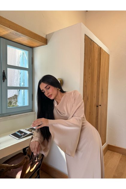 Dökümlü Yaka ve Geniş Kol Detaylı Abiye Elbise