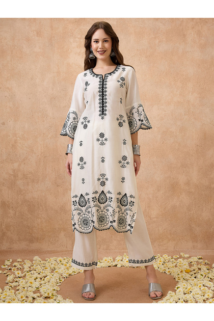 Women Off-White Scalloped Hem Embroidered Kurta and Straight Pant Set
