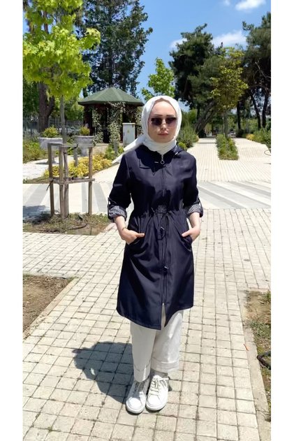 Zippered Jacket with Foldable Sleeves and Stripes Inside