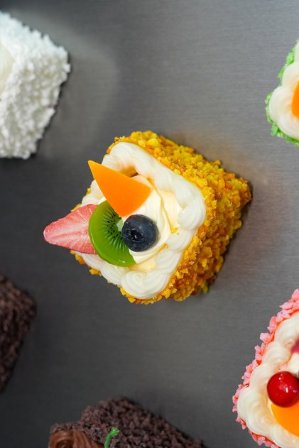 Tatlı Mutfak Dekoru: Meyveli Sarı Kare Pasta Magnet ve Masa Aksesuarı Tekli Adet