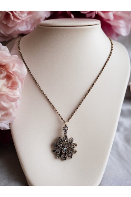Zircon Stone Flower Figured Necklace