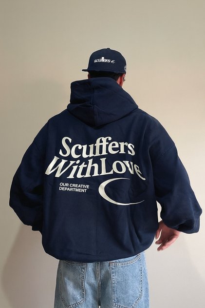سويت شيرت بغطاء للرأس بطبعة "Scuffers with Love" بتصميم فضفاض يناسب الجنسين مع جيب كنغر