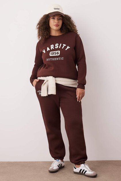 Set de trening maro cu imprimeu slogan, cu croiala normala, cu fleece interior, marime mare TBBAW26TS00004