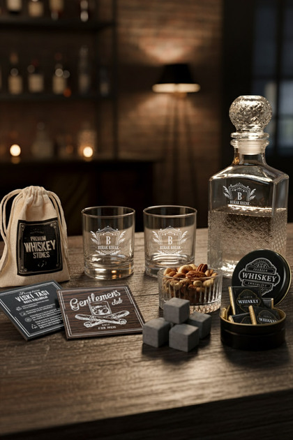 Kişiye Özel Gravürlü 2’li Viski Bardağı ve Şişe Seti – Arkadaşa Hediye – Crystal Crown