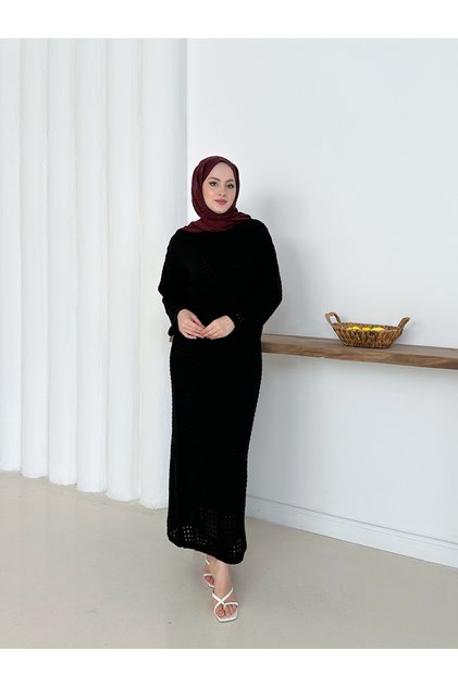 فستان تريكو (مع بطانة داخلية) مع تفاصيل نمط الثقوب