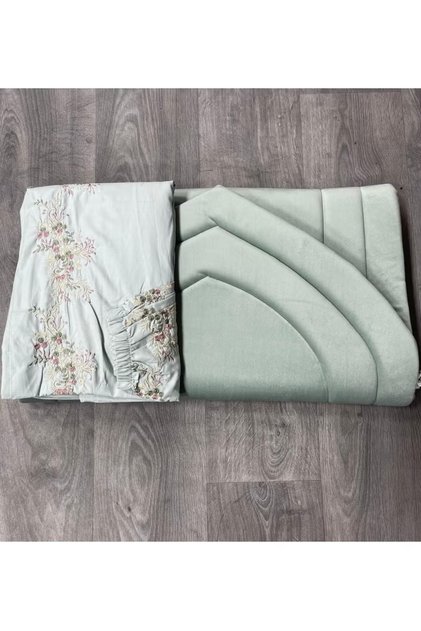 Prayer mat set in the shape of a mihrab, filled with sponge padding, with a prayer robe featuring a multi-colored side tie.