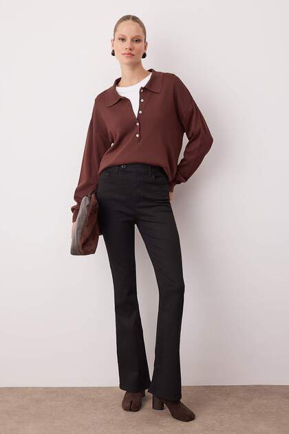 Siyah Yüksek Bel Comfort/Esnek Düğme Detaylı Flare İspanyol Paça Jeans TWOAW26JE00240