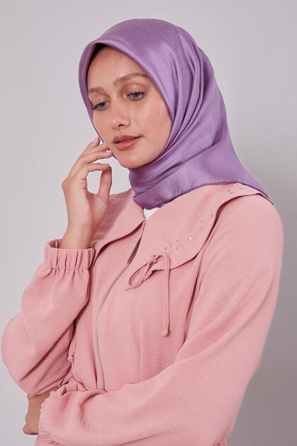 وشاح حريري بنمط مونوغرام L باللون الأرجواني