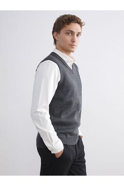 LCWAIKIKI Classic Standard Fit V-Neck Men's Knitwear Sweater