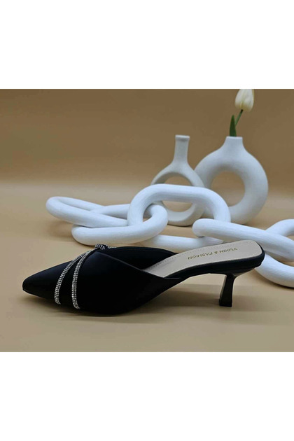 Elegant women's crystal shoes