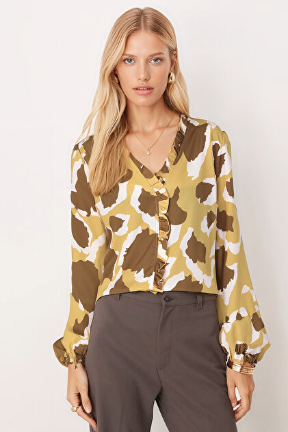 Women's Green Blouse with Ruffled Collar and Elasticated Long Sleeves at the Front Arm-25Y001015