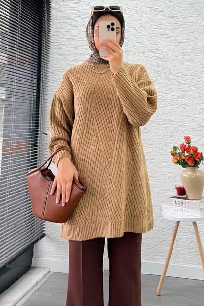Oversize Knit Sweater with Line Pattern on the Front – Camel
