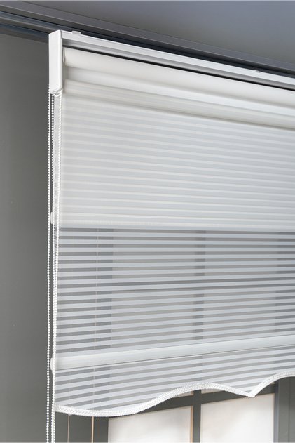 Çift Mekanizmalı Etekli Beyaz Jaluzi Görünümlü Tül Ve Stor Güneşlik Perdeler