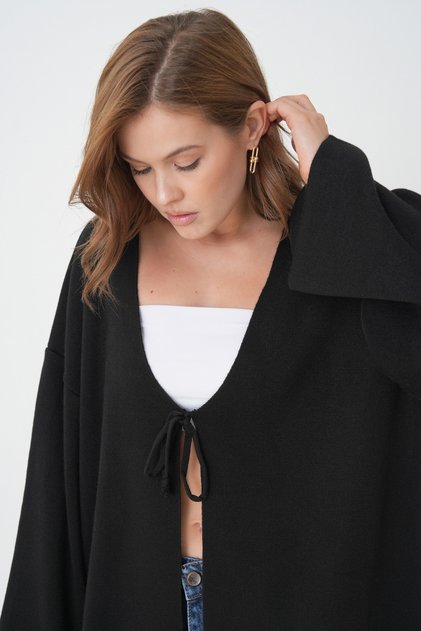 Schwarze Strickjacke für Damen mit Schnürung vorne und weitem Schnitt 6246