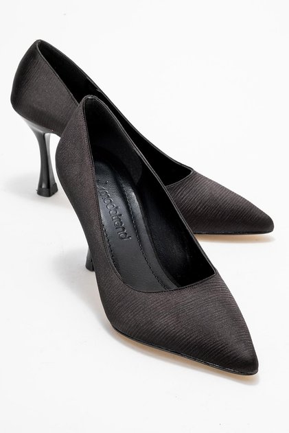 حذاء نسائي بكعب ستيليتو بنمط خطوط؛ مخطط باللون الأسود