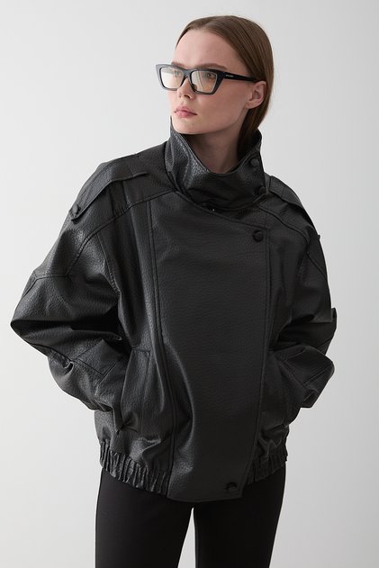 Jachetă din piele texturată cu guler tip mock neck, negru - 509251