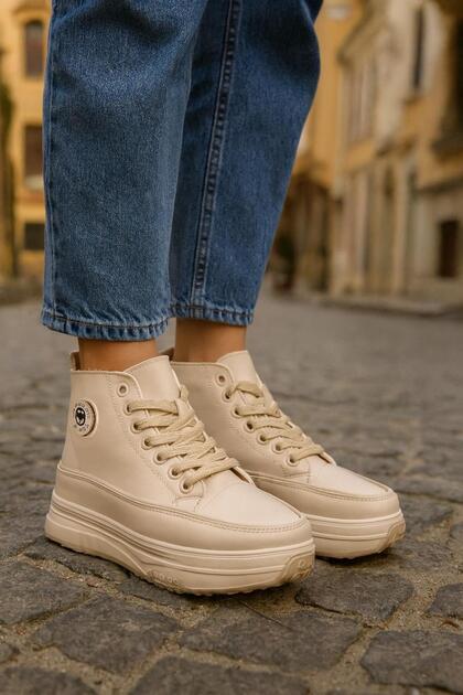 genç kadın Basket Sneakrs Bot