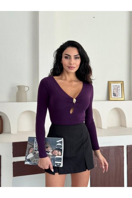 Women's Stylish Sandy Bluz with Drop-Necklace, Accessories, and Lining on the Front