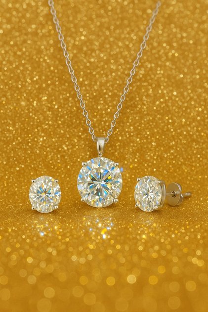 Işıklı kutuda, 1.01 karat özel kesim oval tektaş kolye ve küpe set