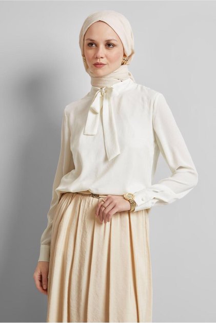 Bluz with Tie-Up Detail on the Collar 45395