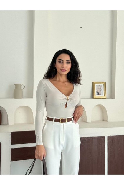 Women's Stylish Sandy Bluz with Drop-Necklace, Accessories, and Lining on the Front