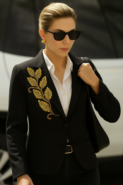 Gold Yaprak Işlemeli Siyah Blazer Ceket