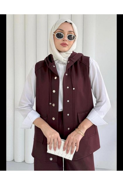 سترة نسائية بقلنسوة وتفاصيل أزرار من نوع سكوبا