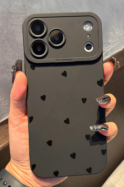 İphone 17 Pro Max Uyumlu Mat Siyah Kalp Desenli Darbelere Dayanıklı Yumuşak Kamera Korumalı Kapak