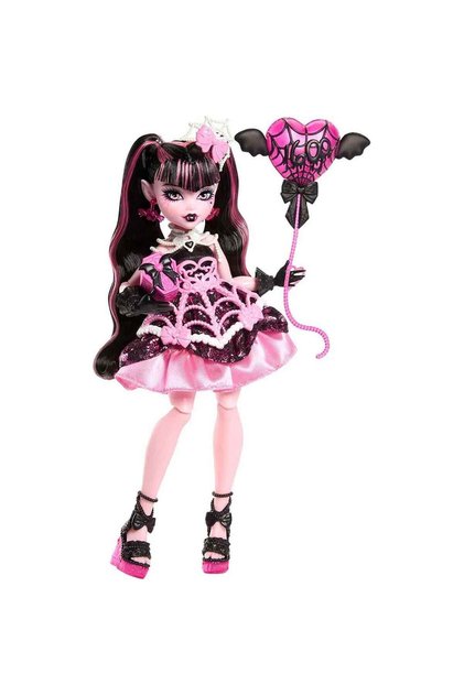 Parti elbisesi giyen ve bir elinde balon, diğer elinde hediyesini tutan Monster High Doğum Günü Draculaura bebek