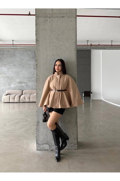 Poncho cu curea pentru femei, bej, cu detaliu cu nasturi la gât