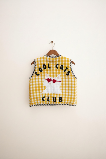 Vestă unisex pentru copii din bumbac galben în carouri Cool Cats Club - cu ochelari de inimă și pisică aplicații