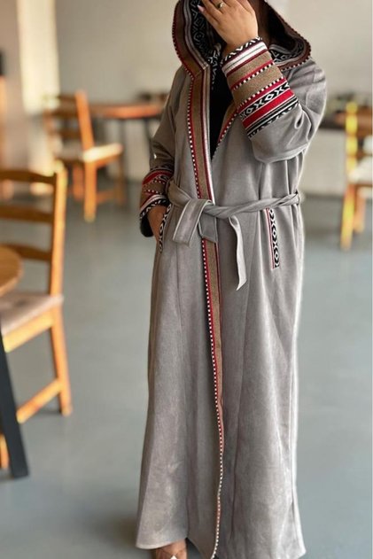 عباية جوخ نسائي شتوي مطرزه بسدو انيق معا قبعه