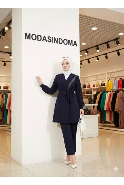 بدلة نسائية مزدوجة بتفاصيل سلسلة