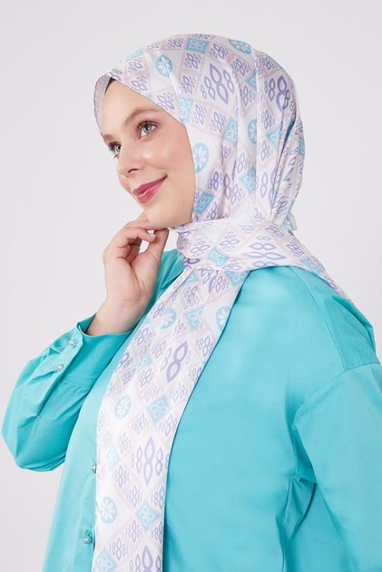 شال ماركة بنمط قطرات الورد