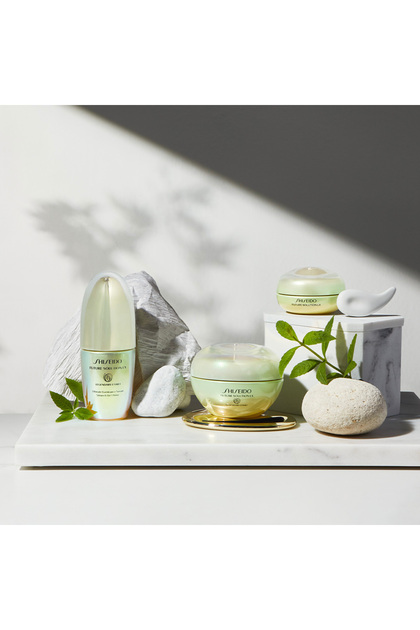 Shiseido Future Solution LX Legendary Parlak Görünüm Sunan