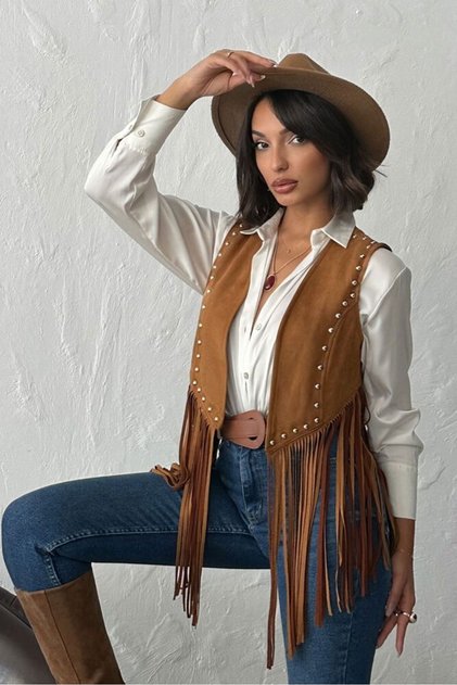 سترة من جلد الغزال مزينة بالشراشيب