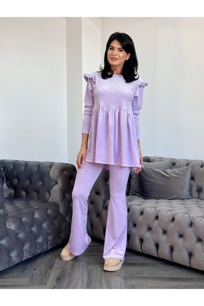 Trening din catifea fină cu bluza evazată și volane decorative