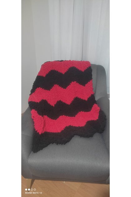 Puffy Tv Blanket with Zigzag Pattern