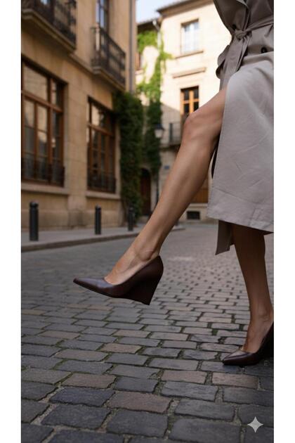 Sien Kaffeebraune Damenschuhe mit Keilabsatz