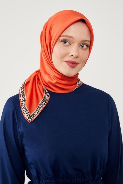 وشاح رقمي من قماش التويل بنمط الفهد ذو الحواف البرتقالية
