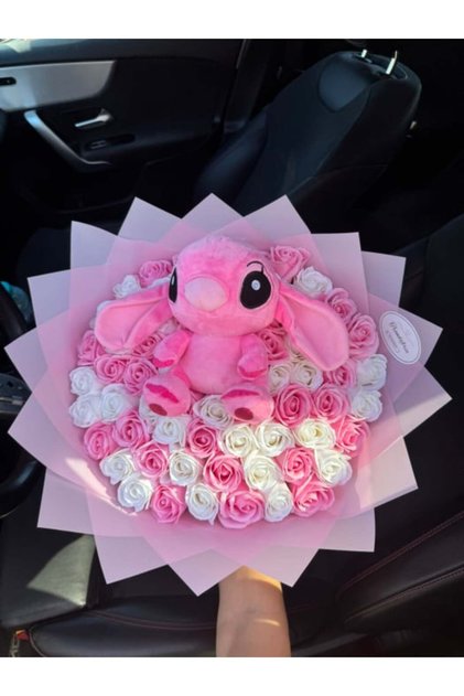 Buchet de 61 de trandafiri roz-albi cu Angela de pluș