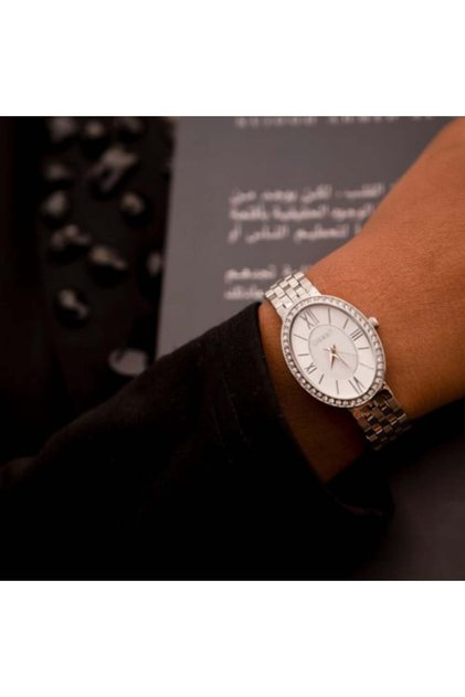 ساعة نسائية من الفولاذ المقاوم للصدأ باللون الفضي