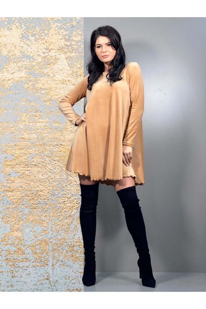 Rochie scurtă din catifea fină, croială evazată și mâneci lungi