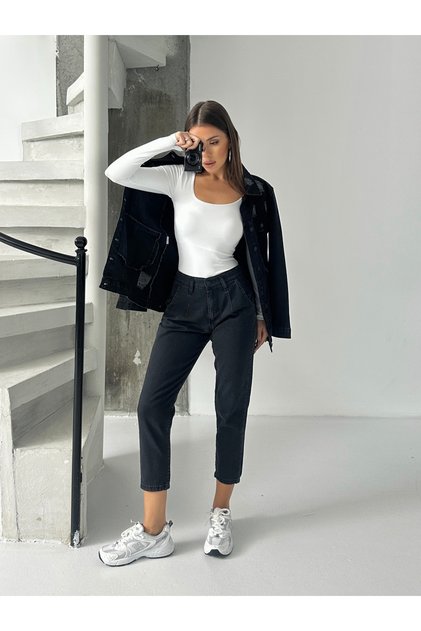 Mom Jeans with Pleated Belt