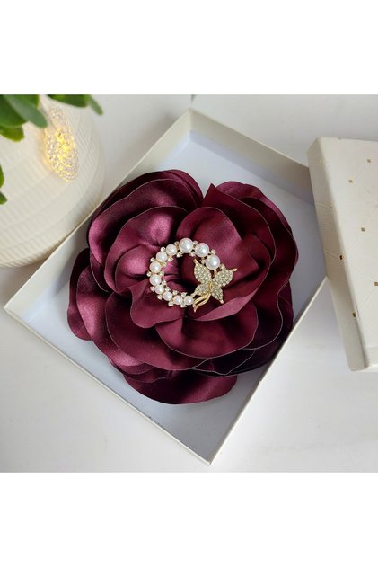 Brosa tip floare grena cu bijuterie metalica