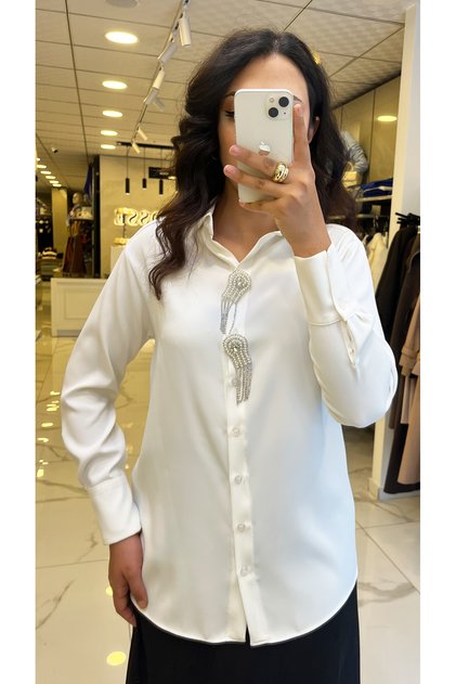 Moda İlgi Beyaz Broş Detaylı Gömlek